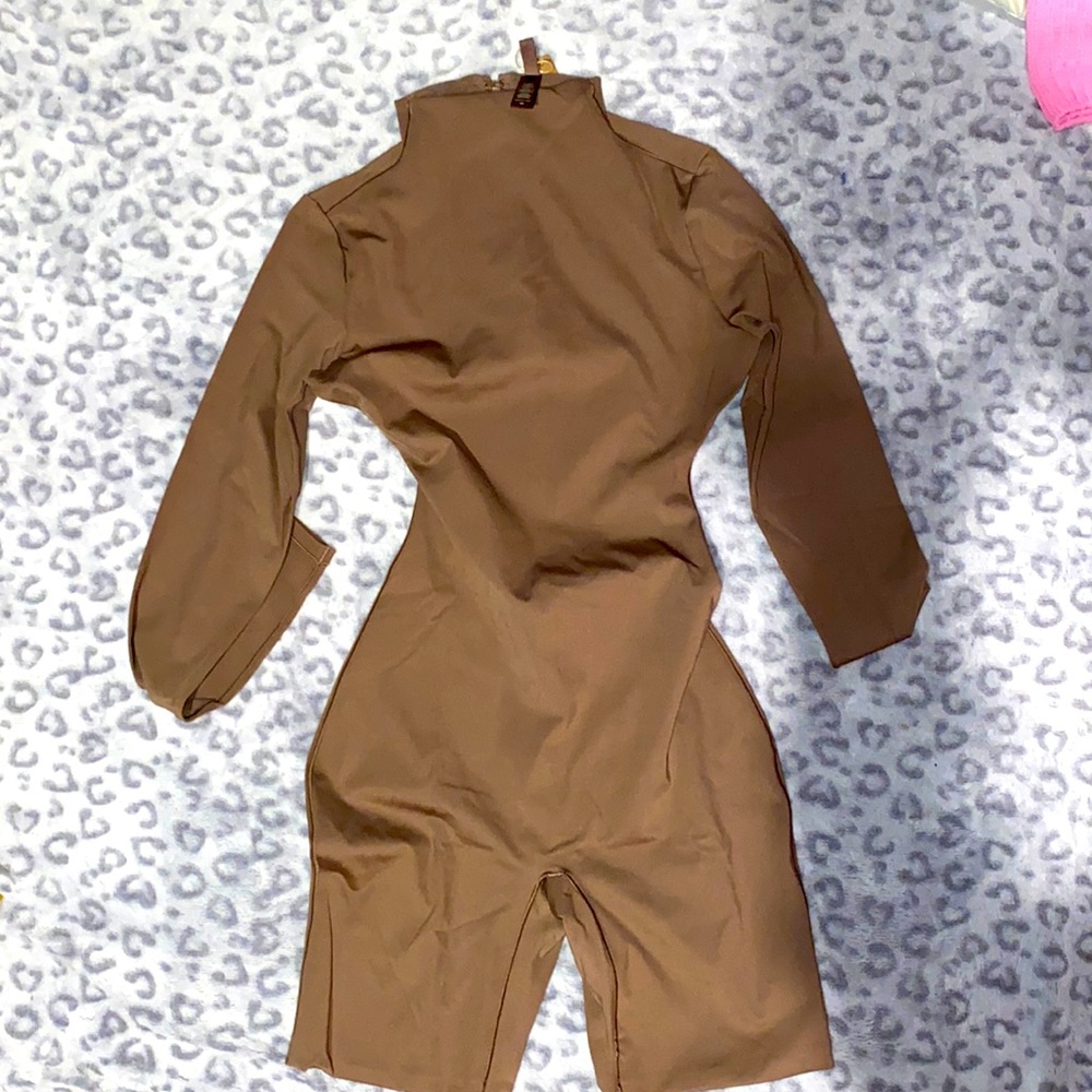 NWT SKIMS LONG SLEEVE SHORT BODY SUIT! 😍